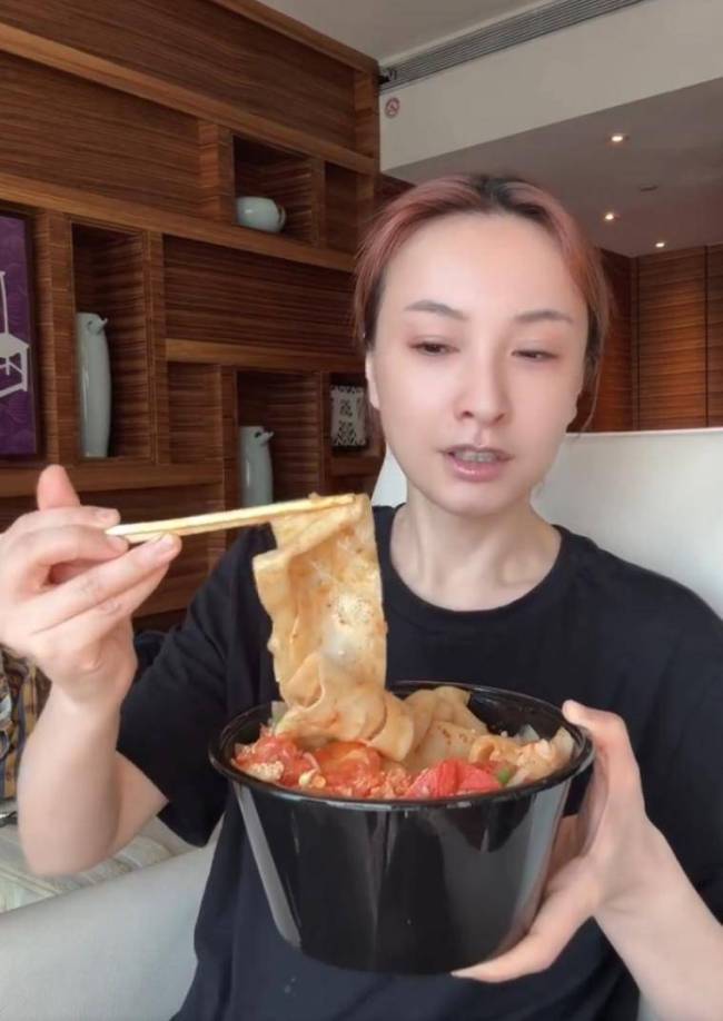 吴昕晒近况被质疑医美过度 脸部状态引争议